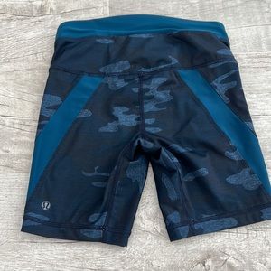 Lululemon‎ Athletica Clip-In Short Heathered Texture Lotus Camo Oil Slick Blue